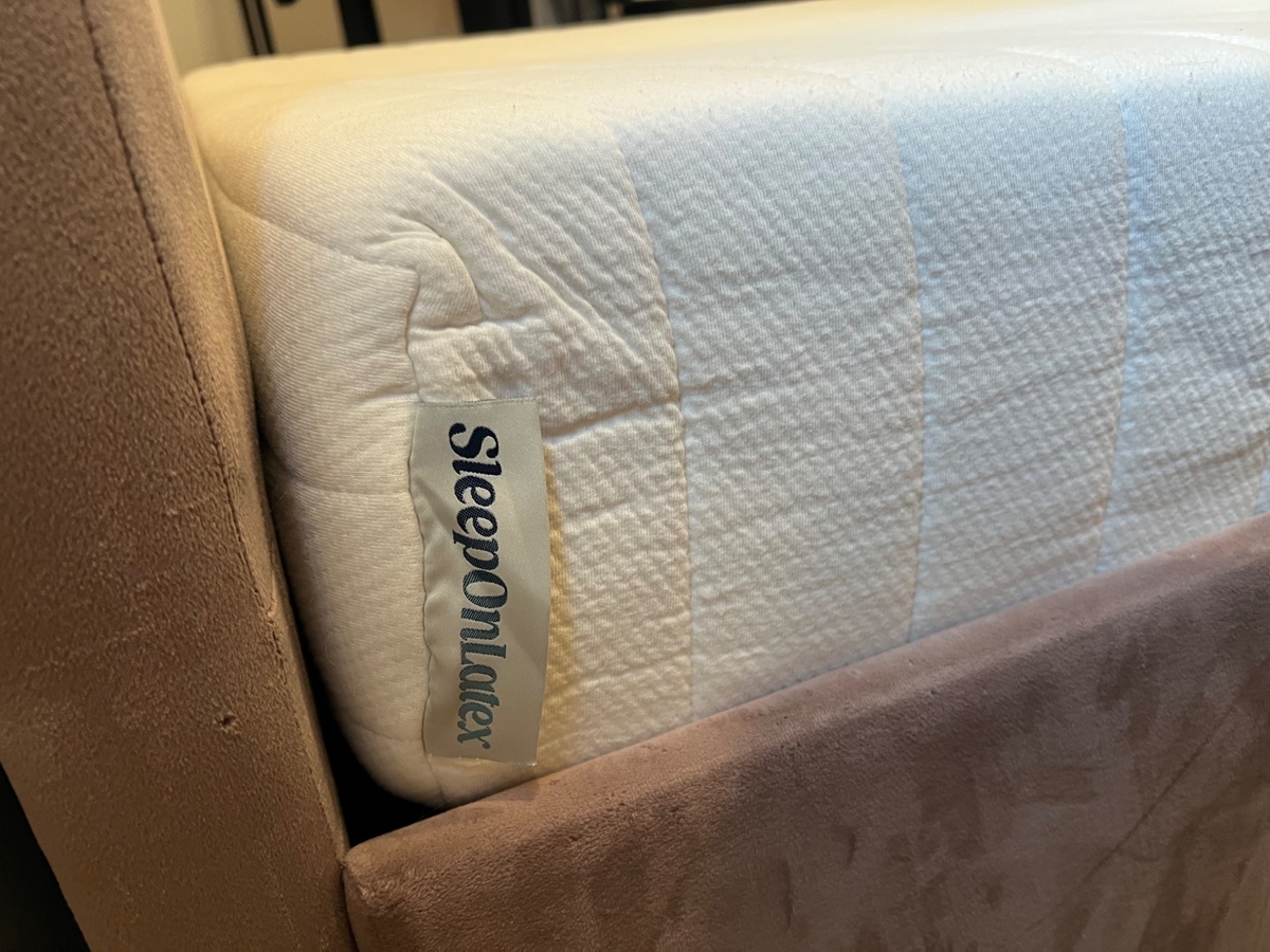 Full sized mattress All Natural Latex Organic with removable coverslip included 