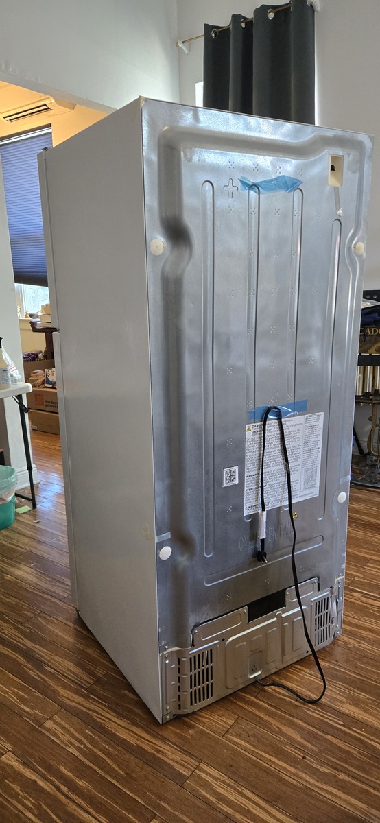 30" Frigidaire Top Freezer Refrigerator, photo 3