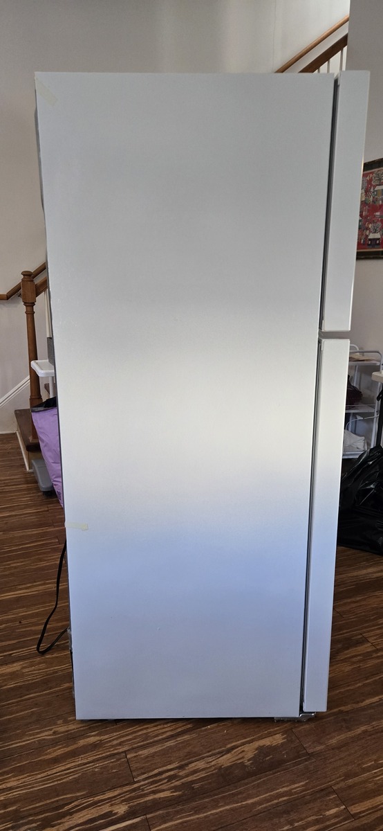 30" Frigidaire Top Freezer Refrigerator, photo 2
