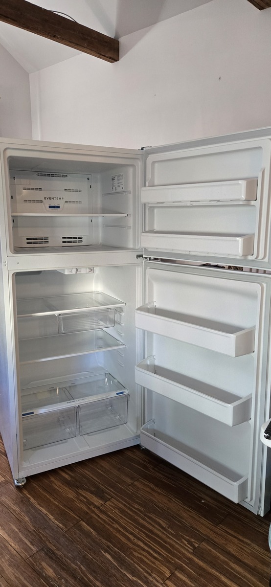 30" Frigidaire Top Freezer Refrigerator, photo 4